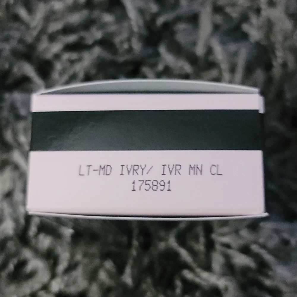 💗NIB Mary Kay Silky Setting Powder: Light - Medium Ivory💗